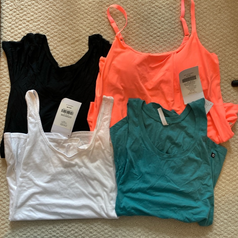 4 Fabletics Tanks size Medium